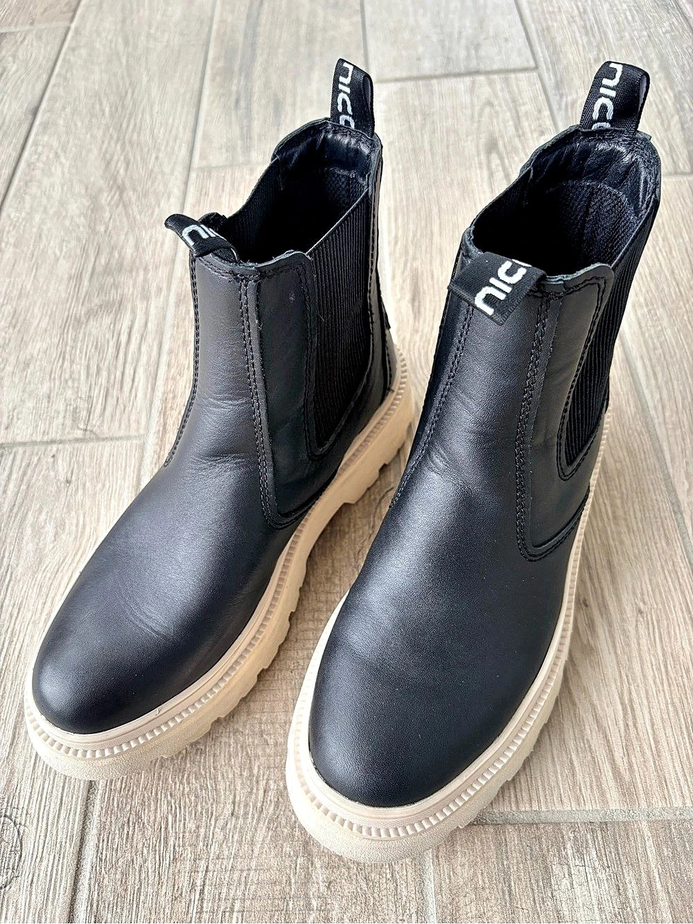 Bionica Women’s Drina Black Leather Water Resistant Chelsea Ankle Boots Size 8